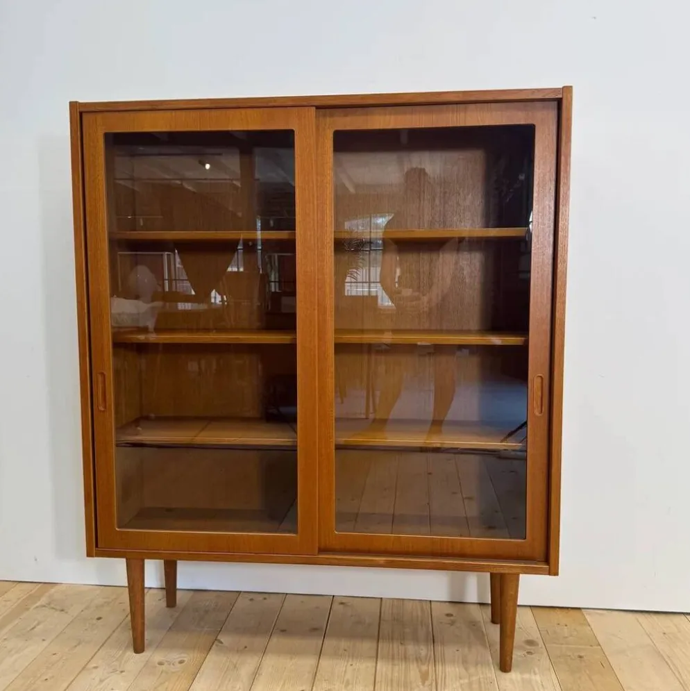 Meuble en teck avec portes coulissantes en verre, Danemark 1960