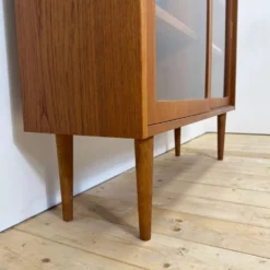 Meuble en teck avec portes coulissantes en verre, Danemark 1960