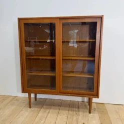 Meuble en teck avec portes coulissantes en verre, Danemark 1960