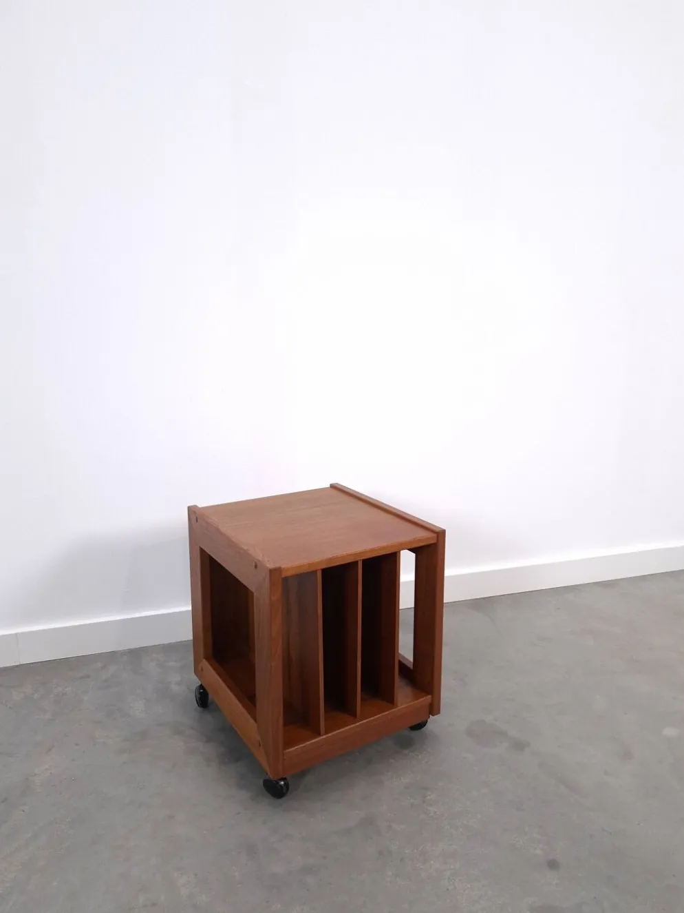 Meuble en teck LP sur roulettes, table d'appoint, table de nuit, meuble 2