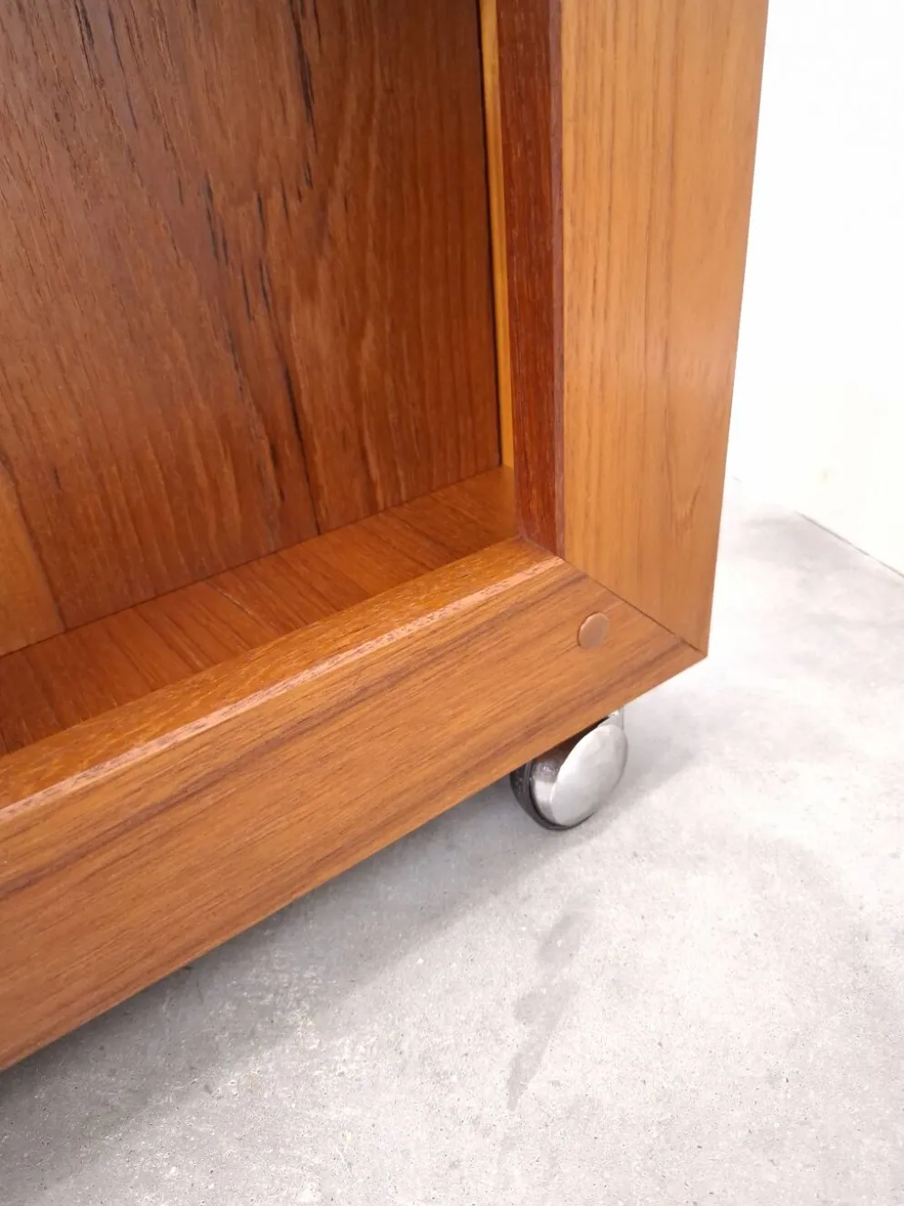 Meuble en teck LP sur roulettes, table d'appoint, table de nuit, meuble 2