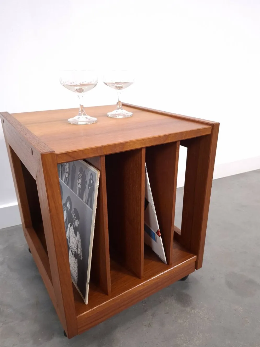 Meuble en teck LP sur roulettes, table d'appoint, table de nuit, armoire 1