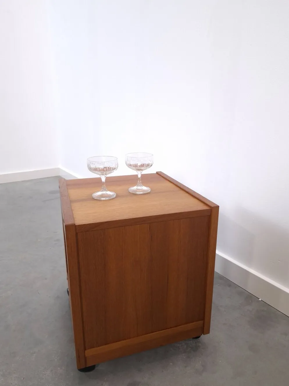 Meuble en teck LP sur roulettes, table d'appoint, table de nuit, armoire 1