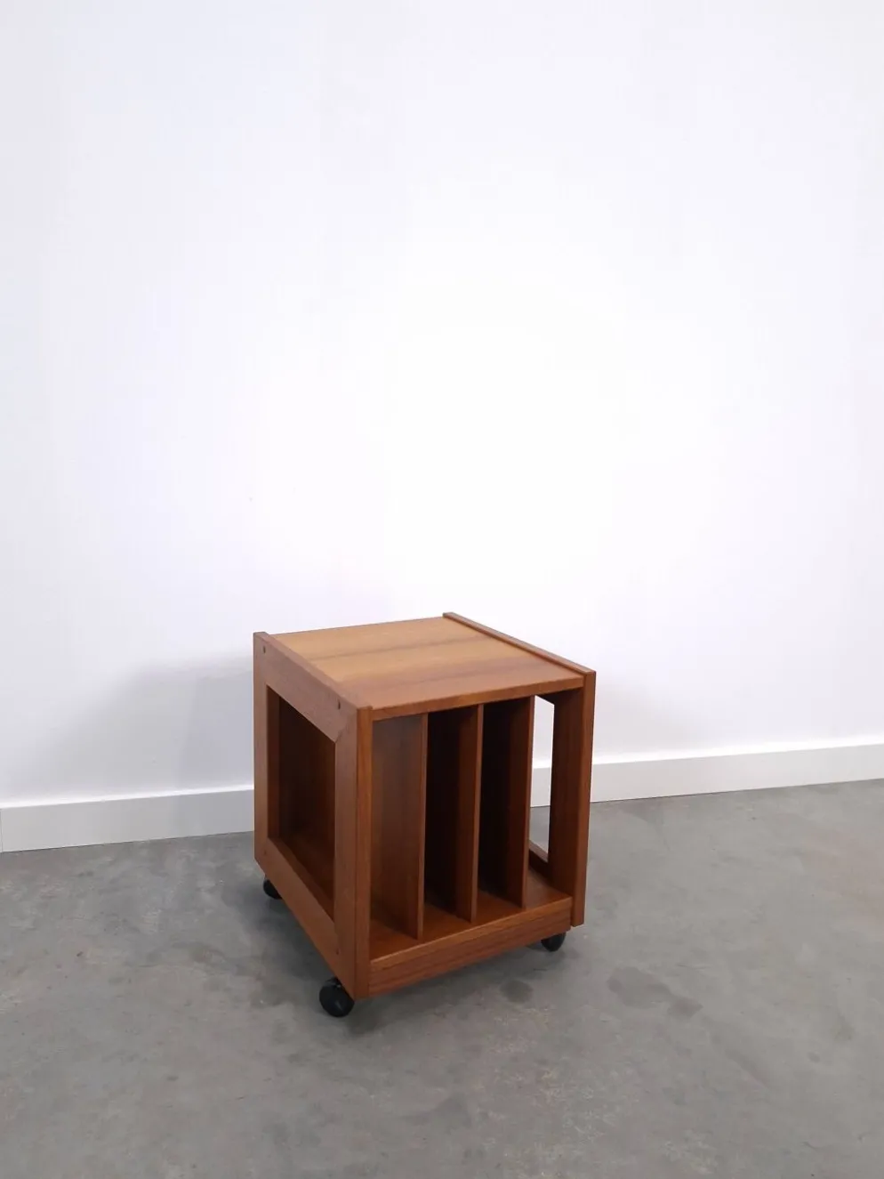 Meuble en teck LP sur roulettes, table d'appoint, table de nuit, armoire 1