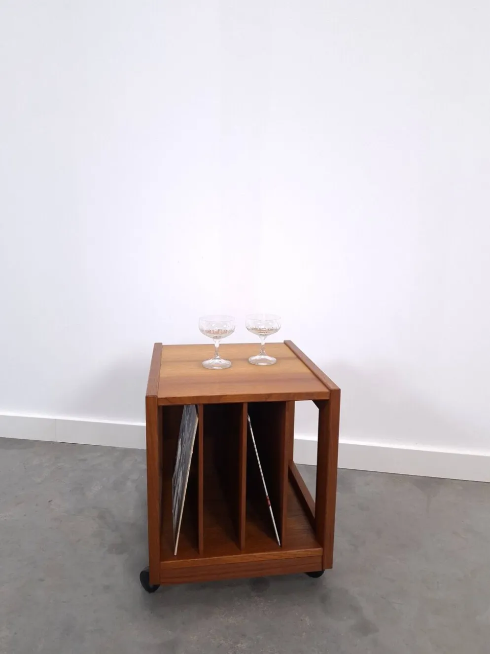 Meuble en teck LP sur roulettes, table d'appoint, table de nuit, armoire 1