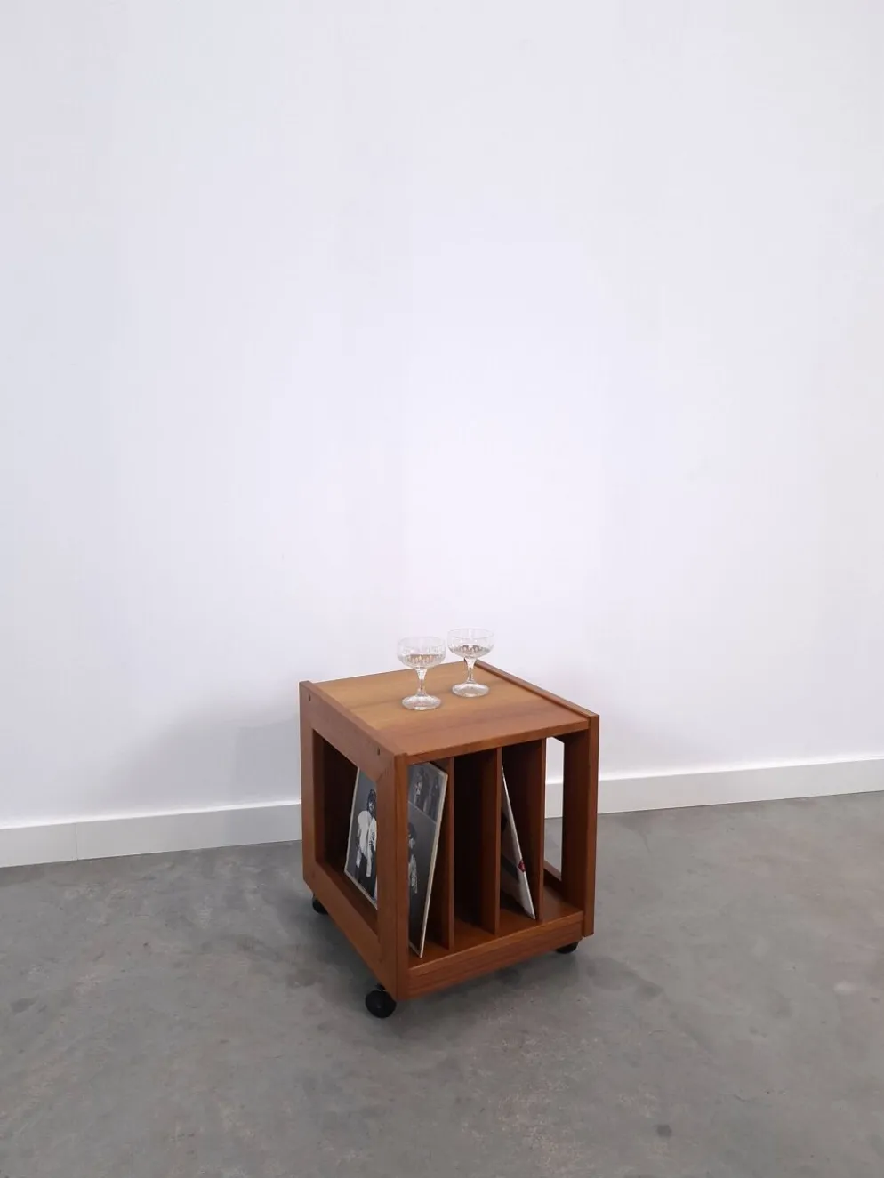 Meuble en teck LP sur roulettes, table d'appoint, table de nuit, armoire 1