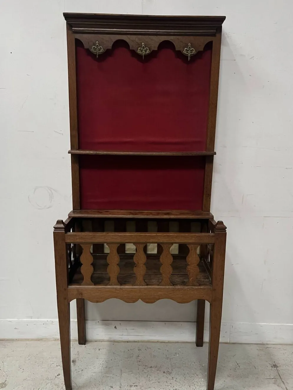 Meuble " Etimier de Picardie " en bois de chêne XVIII siècle