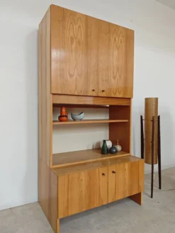 Meuble haut ancien télévision, Vaisselier armoire par Drevotex Zamberk