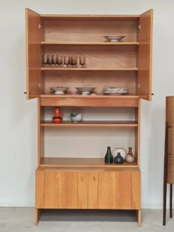 Meuble haut ancien télévision, Vaisselier armoire par Drevotex Zamberk