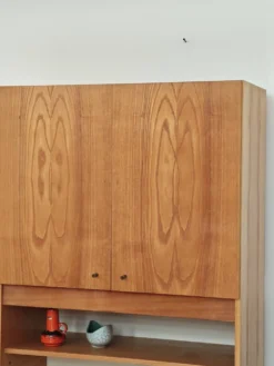 Meuble haut ancien télévision, Vaisselier armoire par Drevotex Zamberk