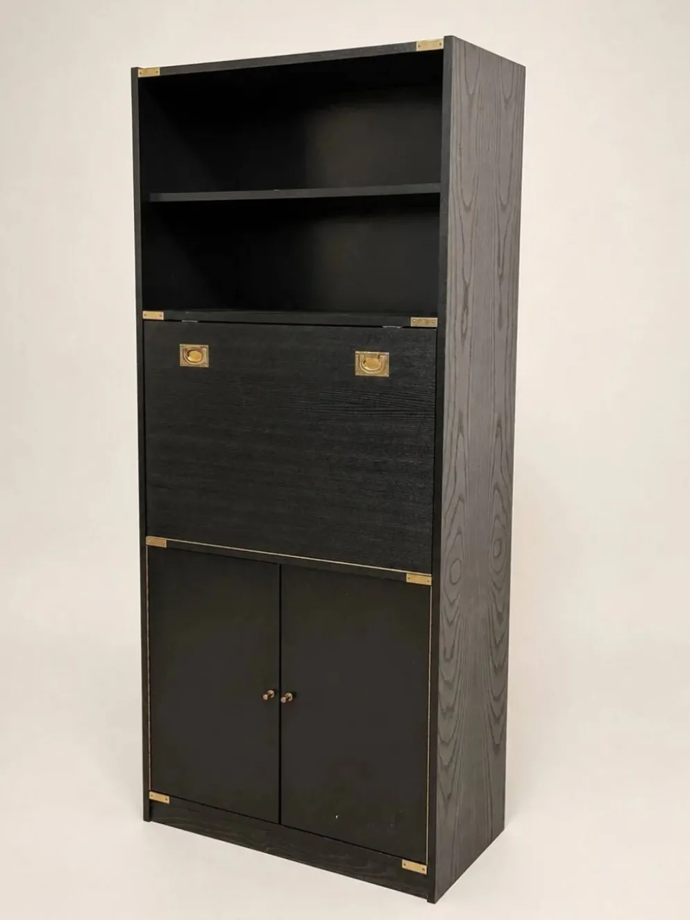 Meuble haut vintage noir style campaign avec garnitures d’angle en laiton