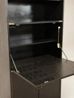 Meuble haut vintage noir style campaign avec garnitures d’angle en laiton