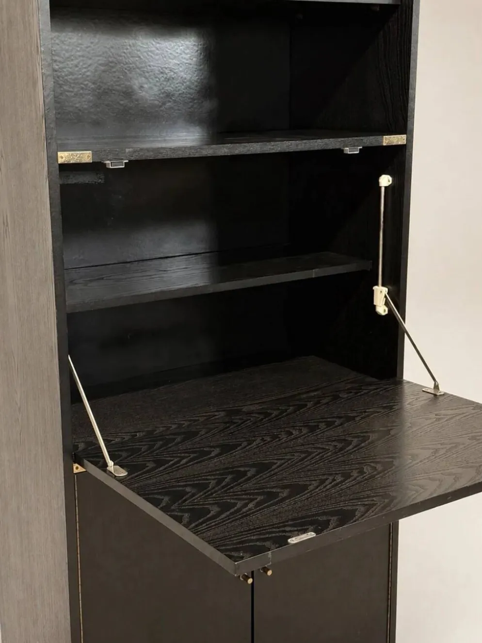 Meuble haut vintage noir style campaign avec garnitures d’angle en laiton