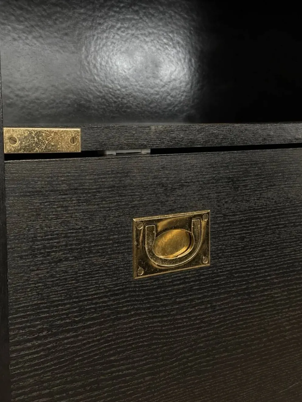 Meuble haut vintage noir style campaign avec garnitures d’angle en laiton
