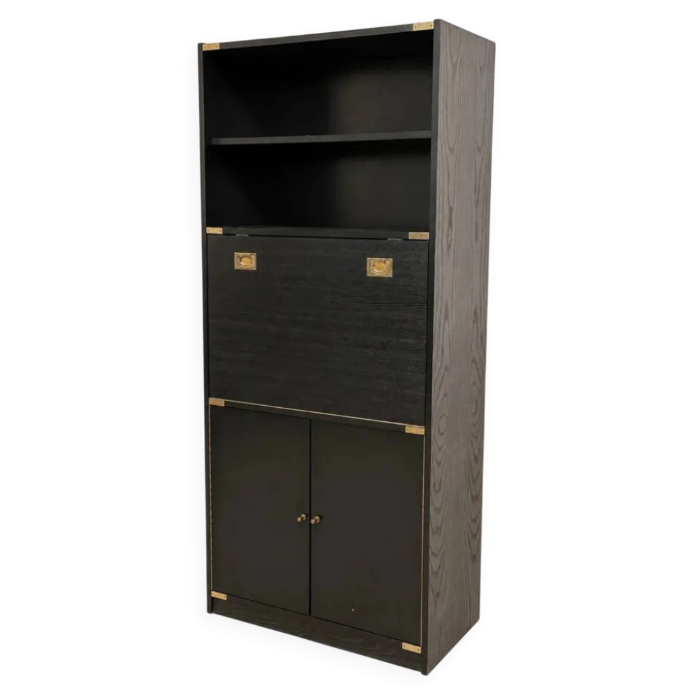 Meuble haut vintage noir style campaign avec garnitures d’angle en laiton