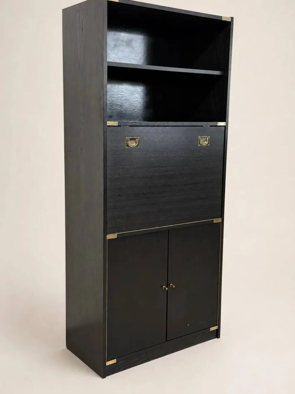 Meuble haut vintage noir style campaign avec garnitures d’angle en laiton