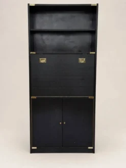 Meuble haut vintage noir style campaign avec garnitures d’angle en laiton