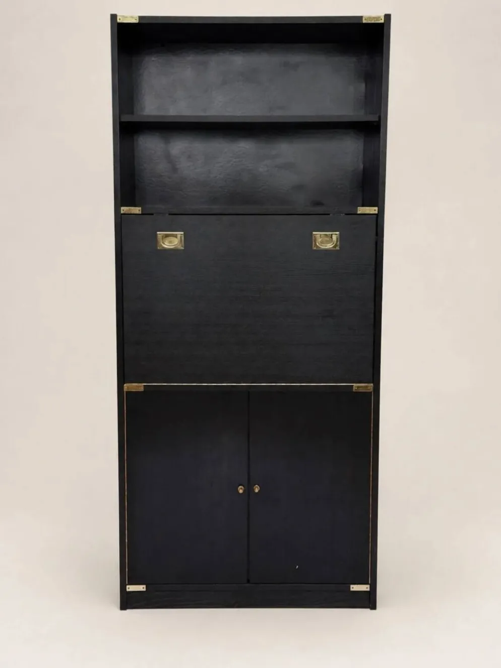Meuble haut vintage noir style campaign avec garnitures d’angle en laiton