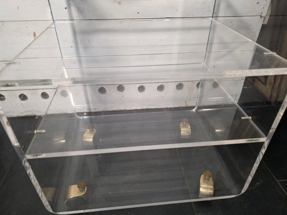 Meuble Hi-Fi en plexiglas des années 70