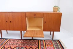 Meuble Hi-Fi vintage des années 1960, buffet en teck, style rétro.