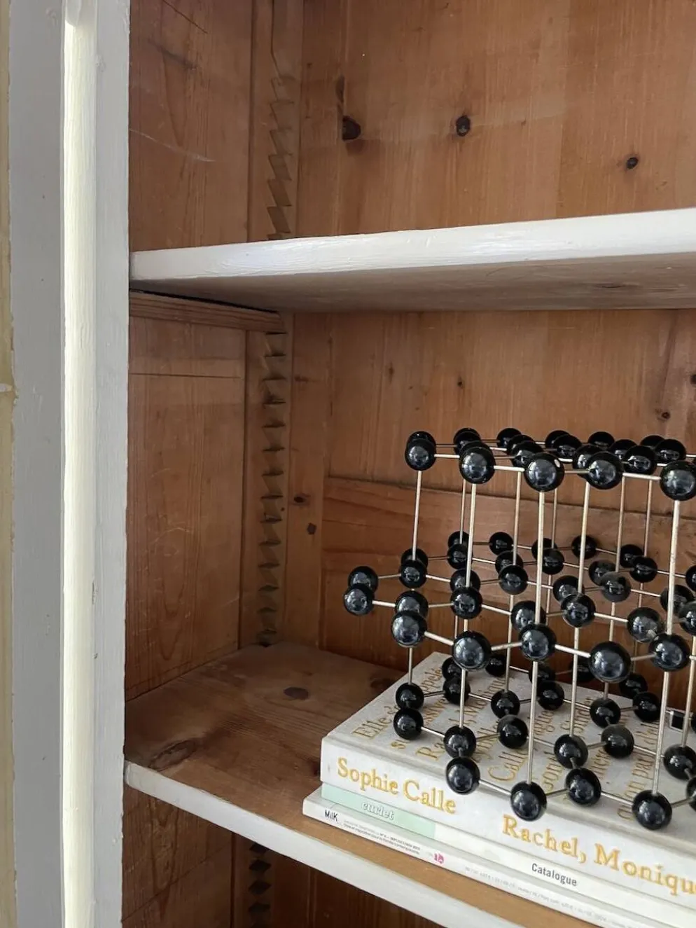 Meuble métier vitrine XL patine blanche