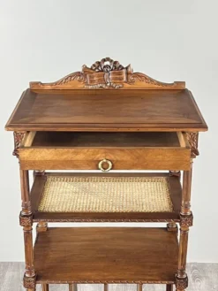Meuble à musique de style Louis XVI en bois sculpté avec cannage, XIXe Siècle