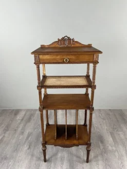 Meuble à musique de style Louis XVI en bois sculpté avec cannage, XIXe Siècle