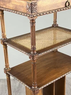 Meuble à musique de style Louis XVI en bois sculpté avec cannage, XIXe Siècle