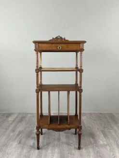 Meuble à musique de style Louis XVI en bois sculpté avec cannage, XIXe Siècle