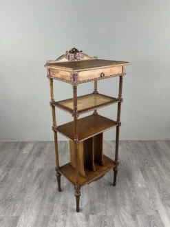 Meuble à musique de style Louis XVI en bois sculpté avec cannage, XIXe Siècle