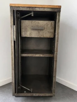 Meuble placard et tiroir en métal et bois
