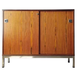 Meuble 2 portes coulissantes esprit F.Knoll, placage teck veiné.
