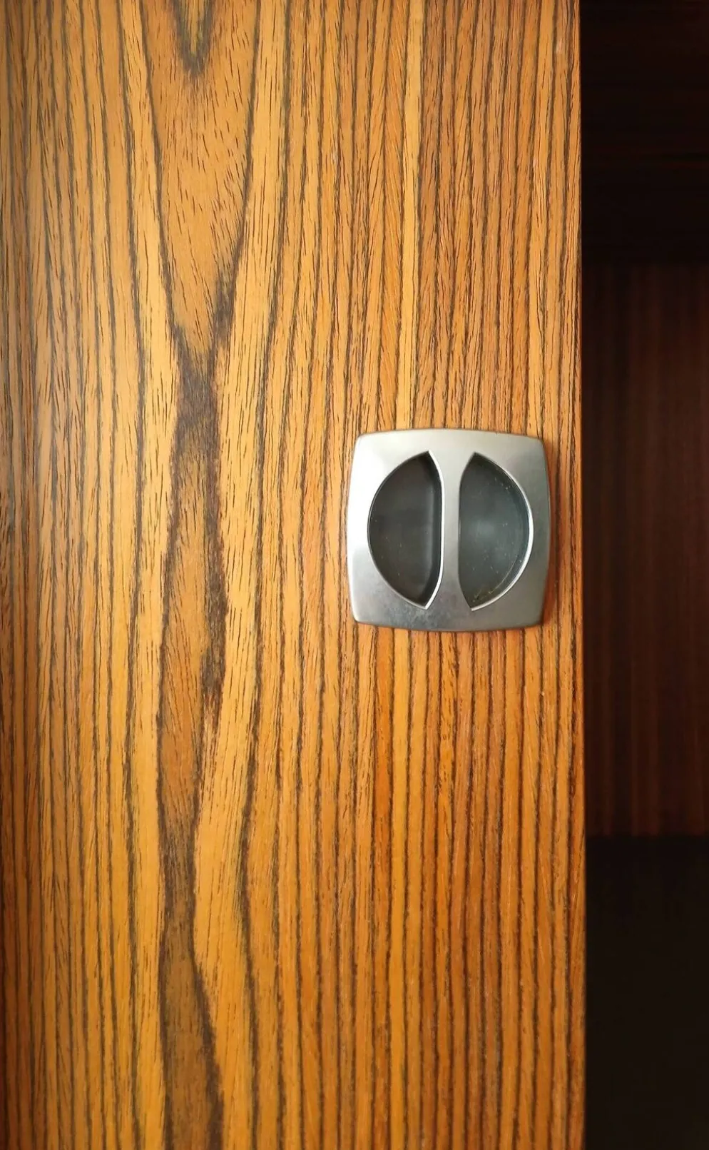 Meuble 2 portes coulissantes esprit F.Knoll, placage teck veiné.