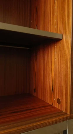 Meuble 2 portes coulissantes esprit F.Knoll, placage teck veiné.