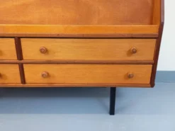 Meuble présentoir bibliothèque avec tiroirs vintage en bois des années 60