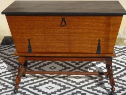 Meuble pétrin sur roulettes