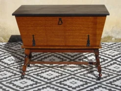 Meuble pétrin sur roulettes