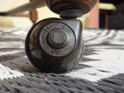 Meuble pétrin sur roulettes