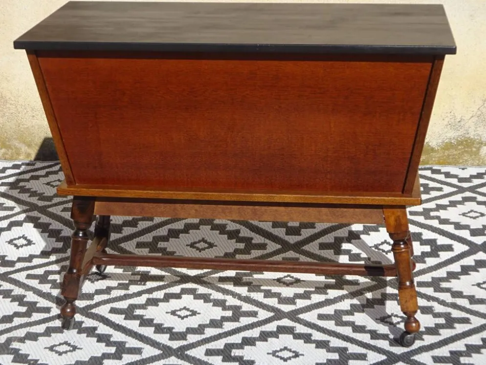 Meuble pétrin sur roulettes