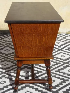 Meuble pétrin sur roulettes