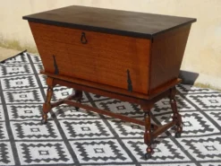 Meuble pétrin sur roulettes