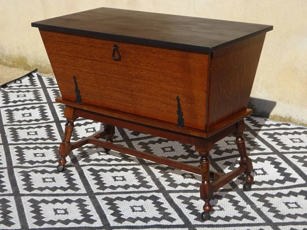 Meuble pétrin sur roulettes