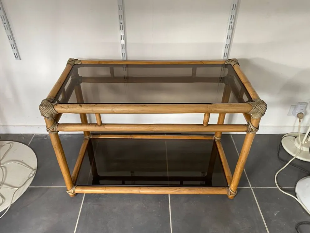 Meuble rangement télé en rotin et verre vintage 1950