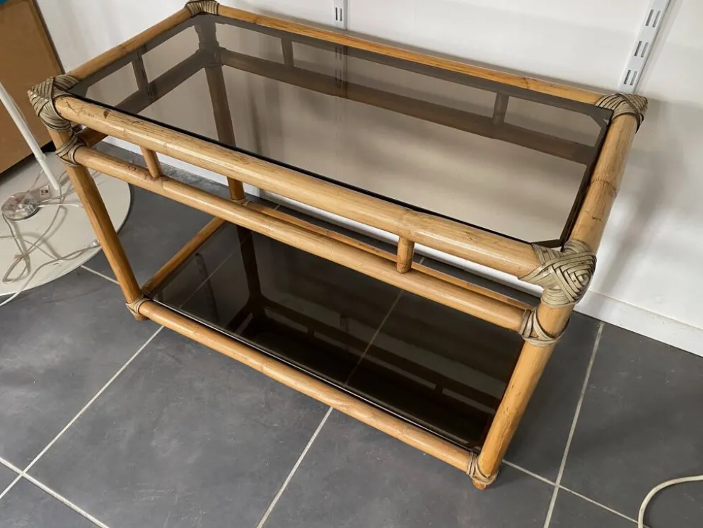 Meuble rangement télé en rotin et verre vintage 1950