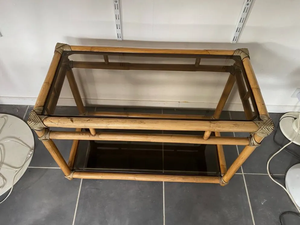 Meuble rangement télé en rotin et verre vintage 1950