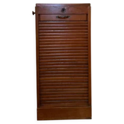 Meuble à rideau bas en bois clair