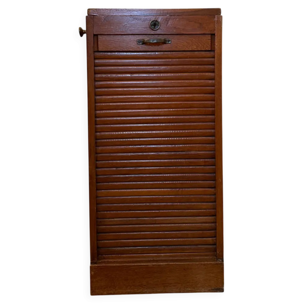 Meuble à rideau bas en bois clair