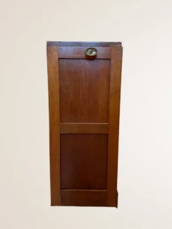 Meuble à rideau bas en bois clair