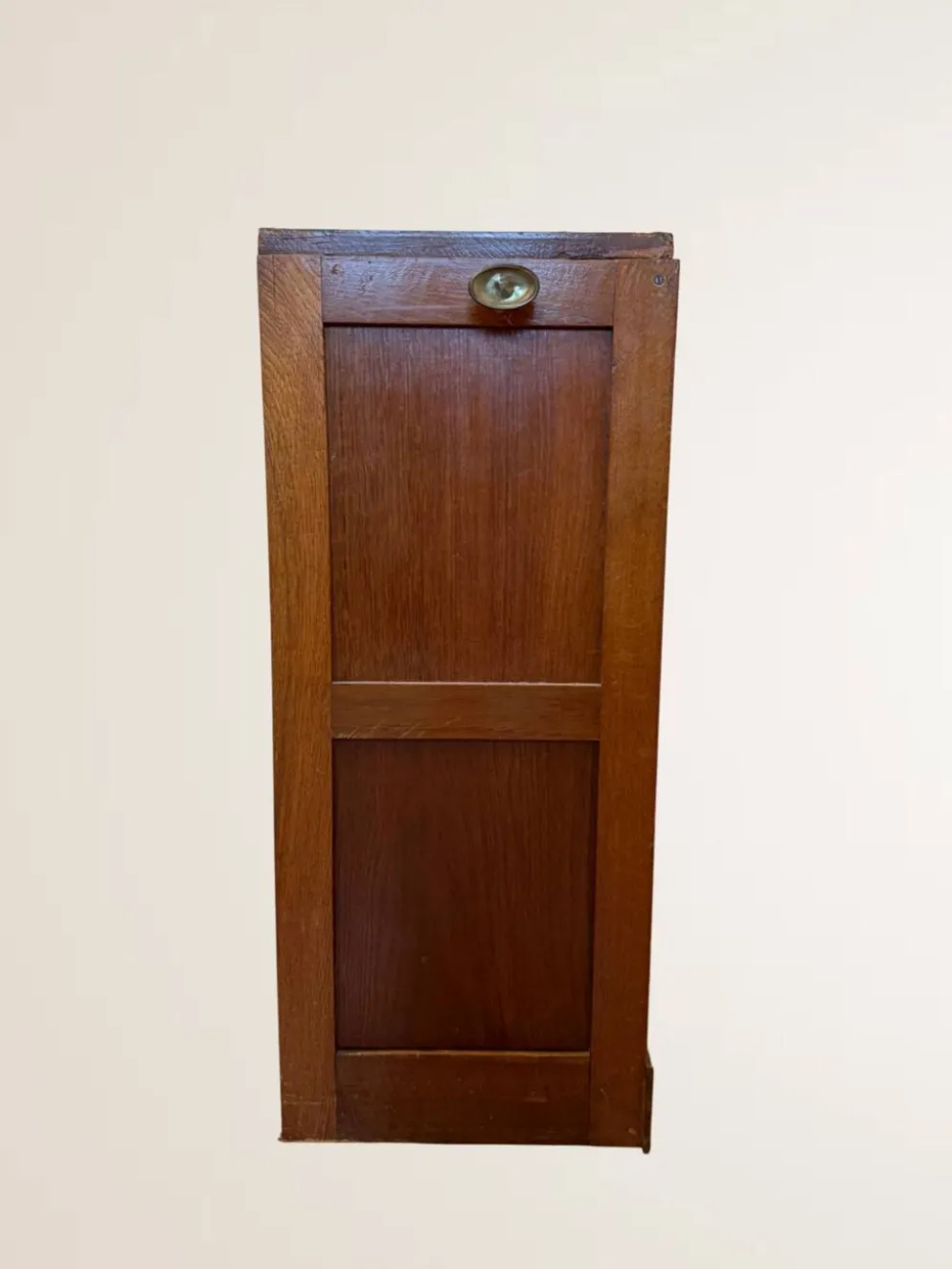 Meuble à rideau bas en bois clair