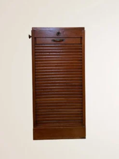Meuble à rideau bas en bois clair